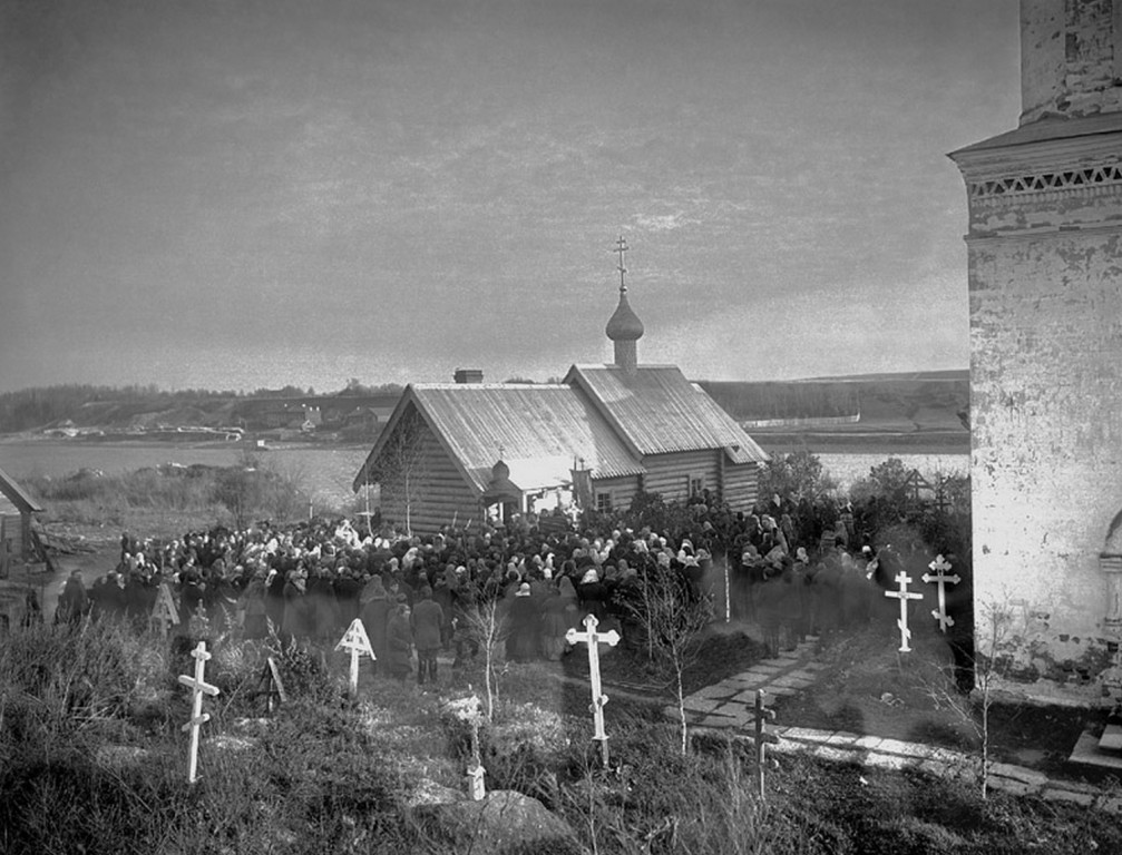 Церковь Димитрия Солунского, Старая Ладога (Волховский район, Ленинградская область). архивная фотография, Освящение церкви Св. Дмитрия Солунского после восстановления. Фото И.Чистяков  1901 год http://mhistory.dev.nordcode.ru/exhibitions/1/slides/28