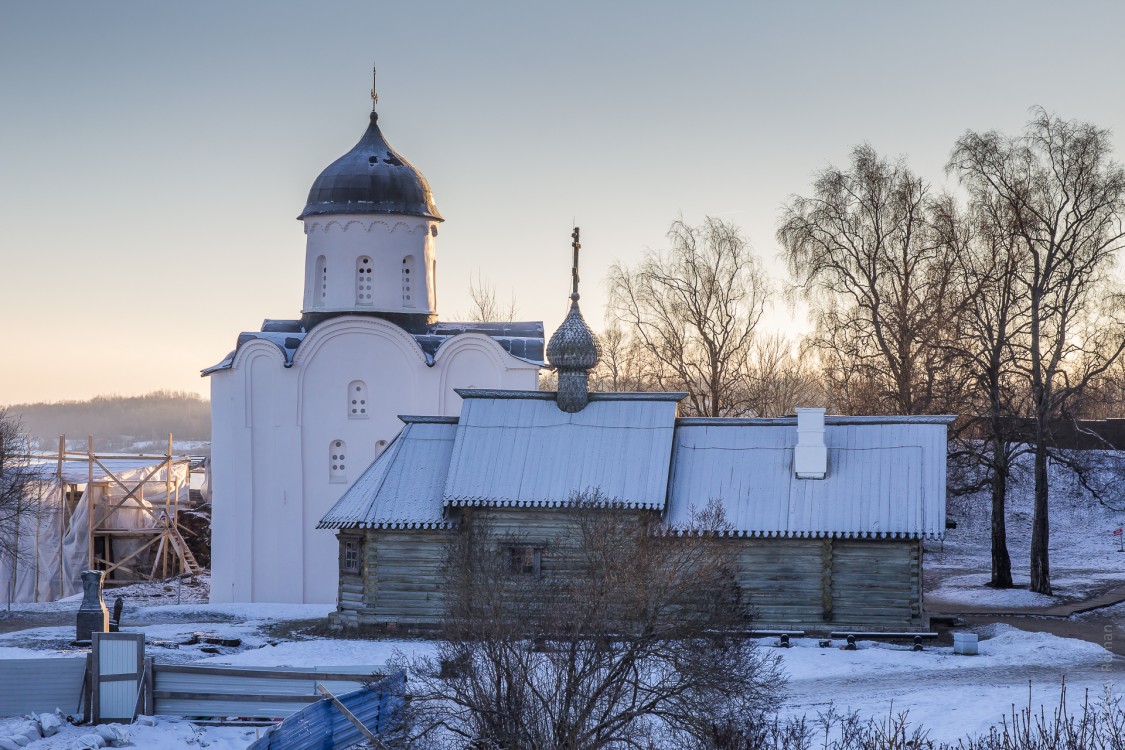Старая Ладога. Церковь Димитрия Солунского. общий вид в ландшафте