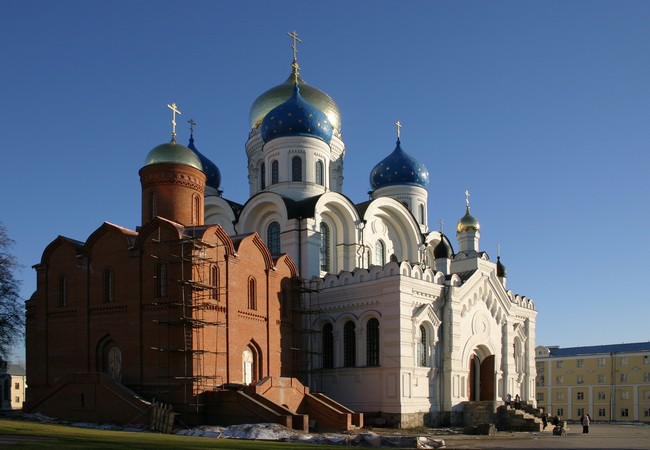 Николо-Угрешский монастырь, Дзержинский (Люберецкий городской округ, гг. Лыткарино, Котельники, Московская область). фасады, На переднем плане вновь отстроенный Никольский собор, сзади - Преображенский собор		      