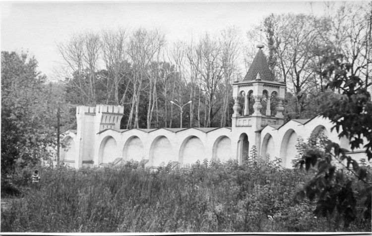 Дзержинский. Николо-Угрешский монастырь. архивная фотография, Декоративная ограда. Вид изнутри монастыря.