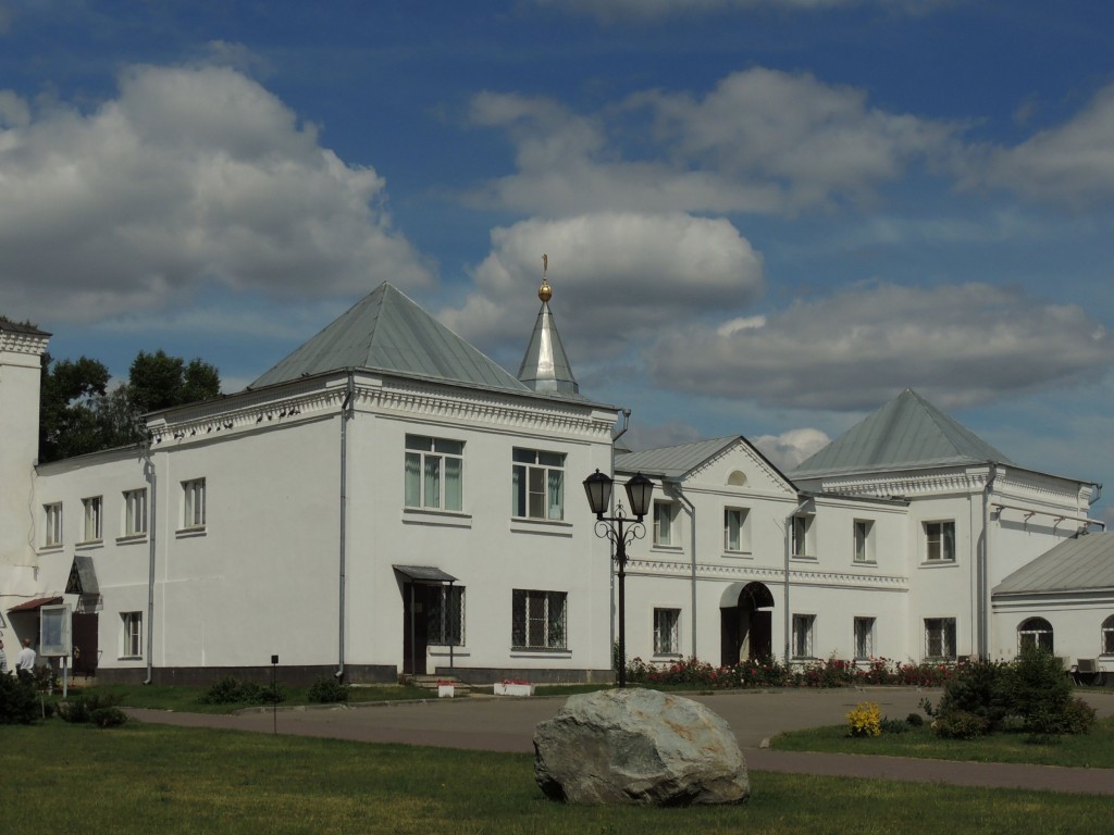 Николо-Угрешский монастырь, Дзержинский (Люберецкий городской округ, гг. Лыткарино, Котельники, Московская область). дополнительная информация, Трапезная и монастырская лавка (вход в лавку с улицы).