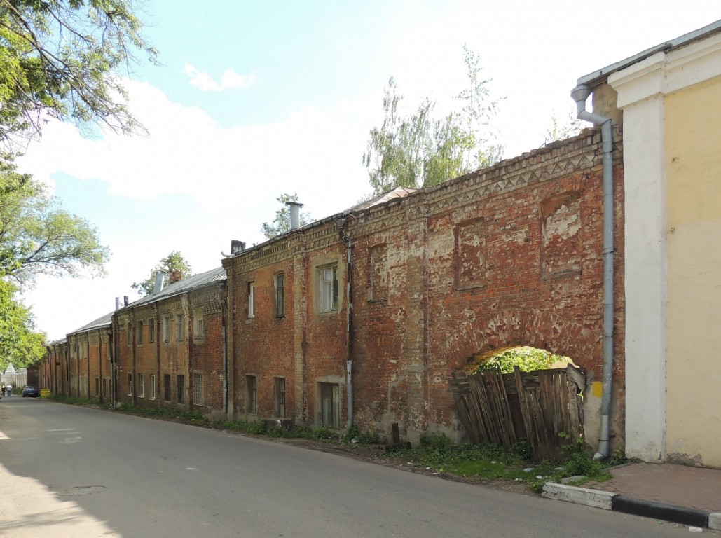 Николо-Угрешский монастырь, Дзержинский (Люберецкий городской округ, гг. Лыткарино, Котельники, Московская область). дополнительная информация, Восточные стены ограды.34. Жилой корпус (XIX в.)