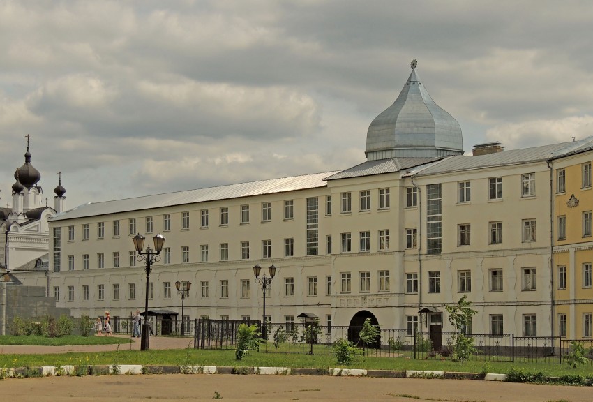 Николо-Угрешский монастырь, Дзержинский (Люберецкий городской округ, гг. Лыткарино, Котельники, Московская область). дополнительная информация, Южный братский корпус. В подклете помещался придел прп. Василия Парийского. Закрыт в 1920-х, венчание сломано.