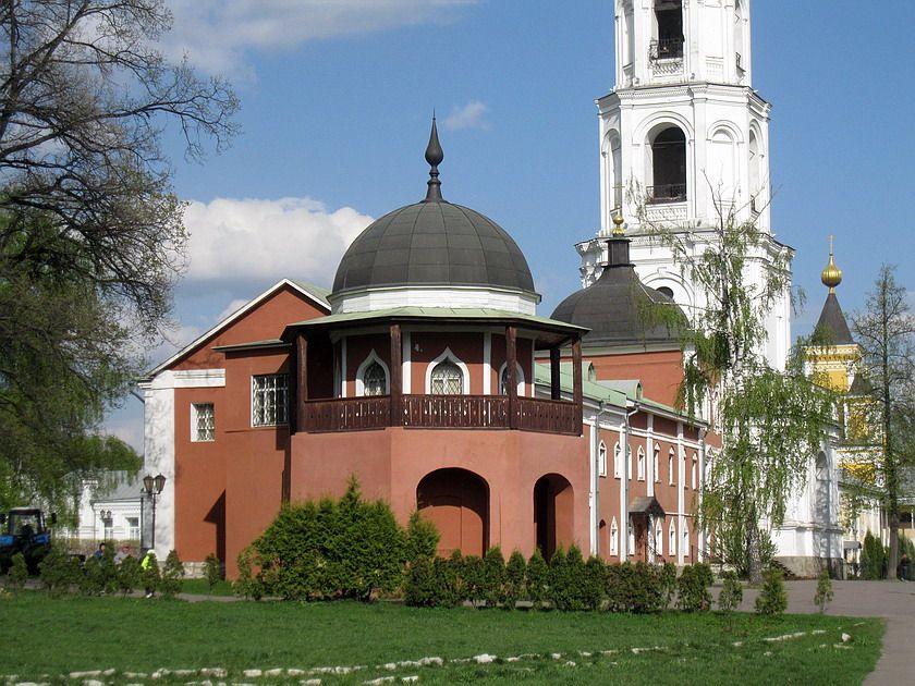 Николо-Угрешский монастырь, Дзержинский (Люберецкий городской округ, гг. Лыткарино, Котельники, Московская область). дополнительная информация, Настоятельские покои и церковь Успения Пресвятой Богородицы. Вид с юга. На переднем плане - беседка, переделанная из крепостной башни XVII в.