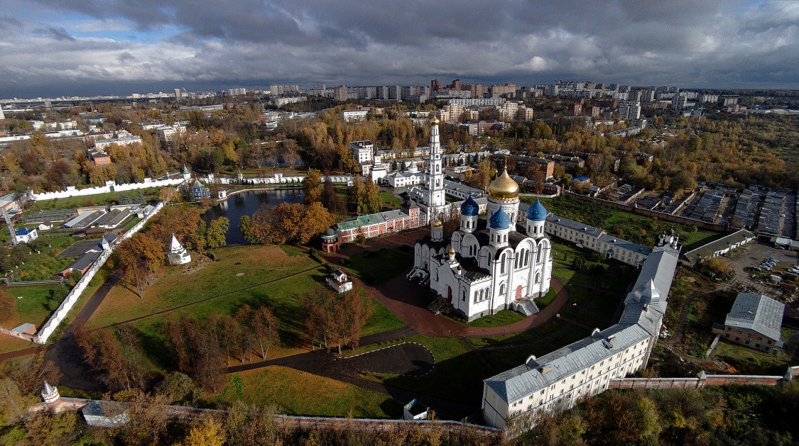 Николо-Угрешский монастырь, Дзержинский (Люберецкий городской округ, гг. Лыткарино, Котельники, Московская область). общий вид в ландшафте