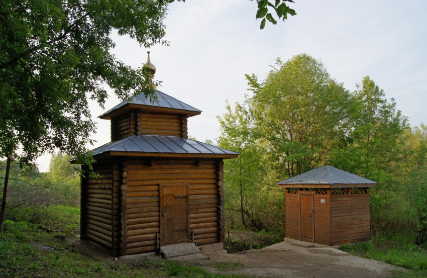 Церковь Николая Чудотворца (Николо-Набережная), Муром (Муромский район и г. Муром, Владимирская область). дополнительная информация, У Николы Мокрого. Источник свт.Николая. Часовня и купальня.