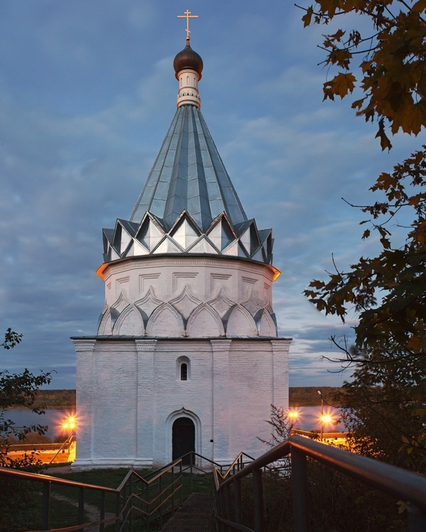 Муром. Церковь Космы и Дамиана. фасады, Муромская Косьмодемьянская церковь после заката