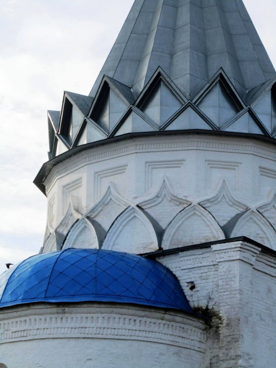Муром. Церковь Космы и Дамиана. архитектурные детали, пояс из 16 закомар (фрагмент), вид с северо-востока