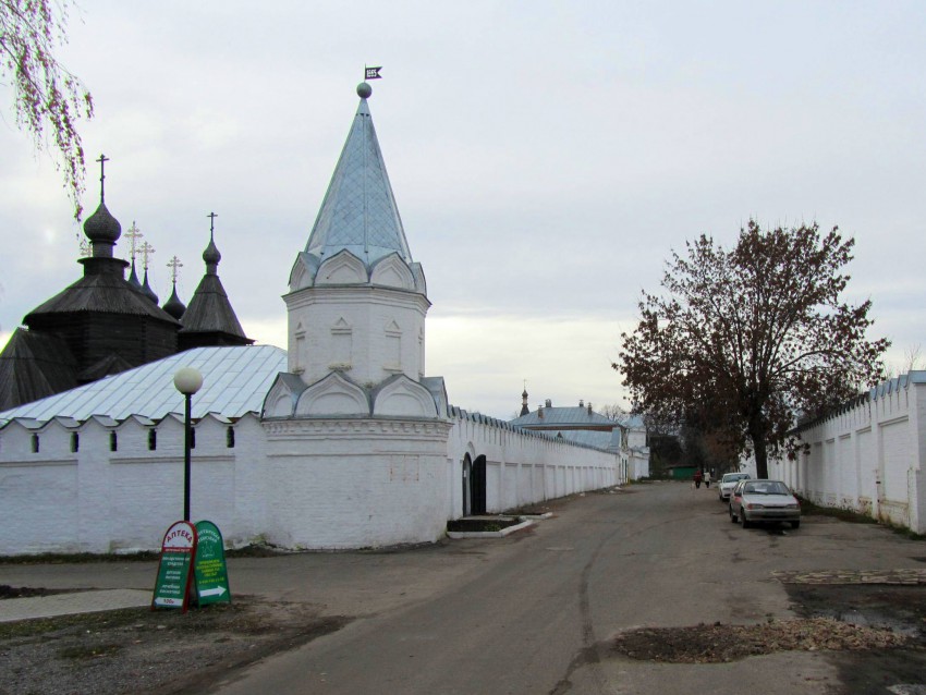 Троицкий женский монастырь, Муром (Муромский район и г. Муром, Владимирская область). дополнительная информация, северо-восточная башня ограды, за ней слева - Сергиевская церковь, справа через улицу - южная стена Благовещенского монастыря