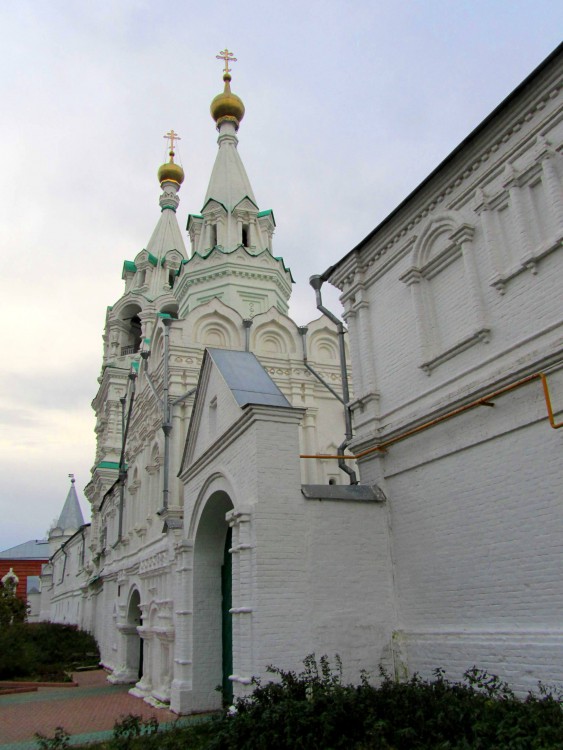 Троицкий женский монастырь, Муром (Муромский район и г. Муром, Владимирская область). архитектурные детали, южный внешний контур, справа налево: западный келейный корпус, южные ворота, Казанская церковь и монастырская колокольня
