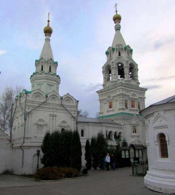 Муром. Троицкий женский монастырь. фасады, слева направо: Казанская церковь, монастырская колокольня, южная апсида Троицкого собора