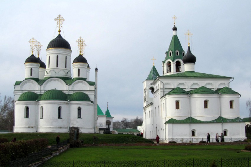 Муром. Спасский мужской монастырь. фасады, вид с востока, слева Спасский собор, справа Покровская церковь