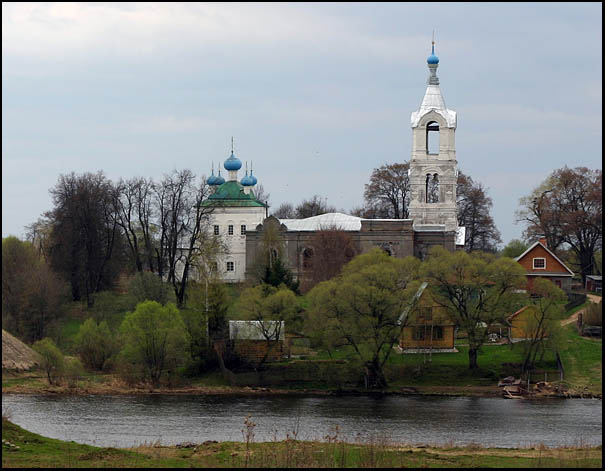 Церковь Рождества Пресвятой Богородицы, Поречье (Калязинский район, Тверская область). общий вид в ландшафте, Вид через р.Нерль