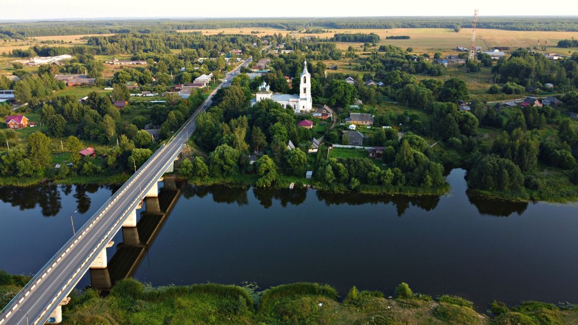 Поречье. Церковь Рождества Пресвятой Богородицы. общий вид в ландшафте