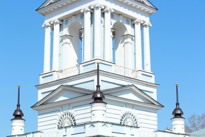 Церковь Вознесения Господня, Калязин (Калязинский район, Тверская область). архитектурные детали, Шпили нижнего яруса, фронтоны и второй ярус колокольни