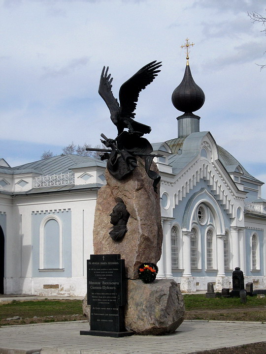 Церковь Вознесения Господня, Калязин (Калязинский район, Тверская область). дополнительная информация, Памятник в честь победы князя М.В. Скопина-Шуйского над поляками на реке Жабне в 1609 г. Установлен в 2009 г. Авторы - Е. А. Антонов и А. Г. Комлев.