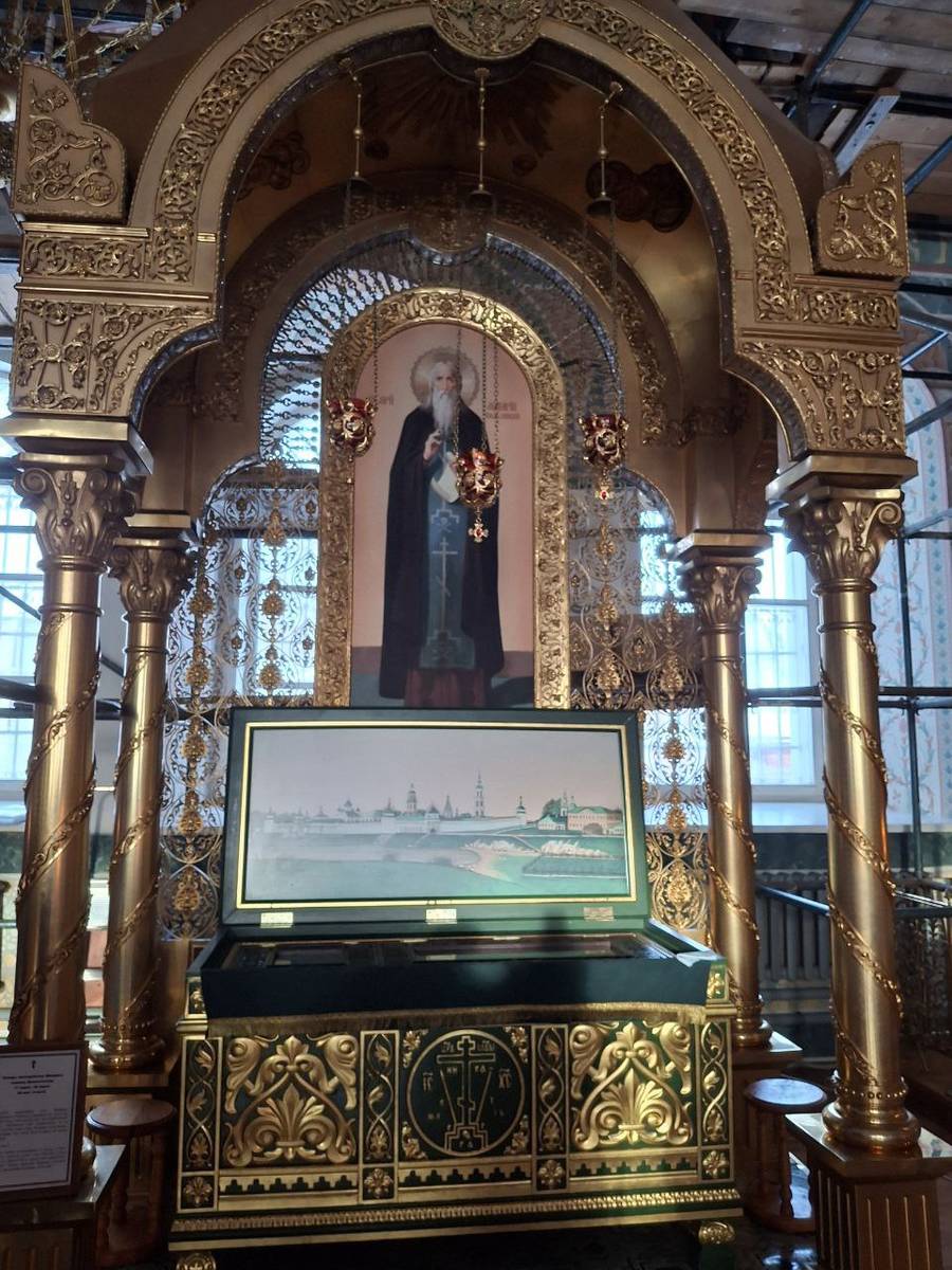 Рака с мощами преподобного Макария Калязинского в Вознесенской церкви. , интерьер и убранство. Церковь Вознесения Господня, Калязин (Калязинский район, Тверская область)