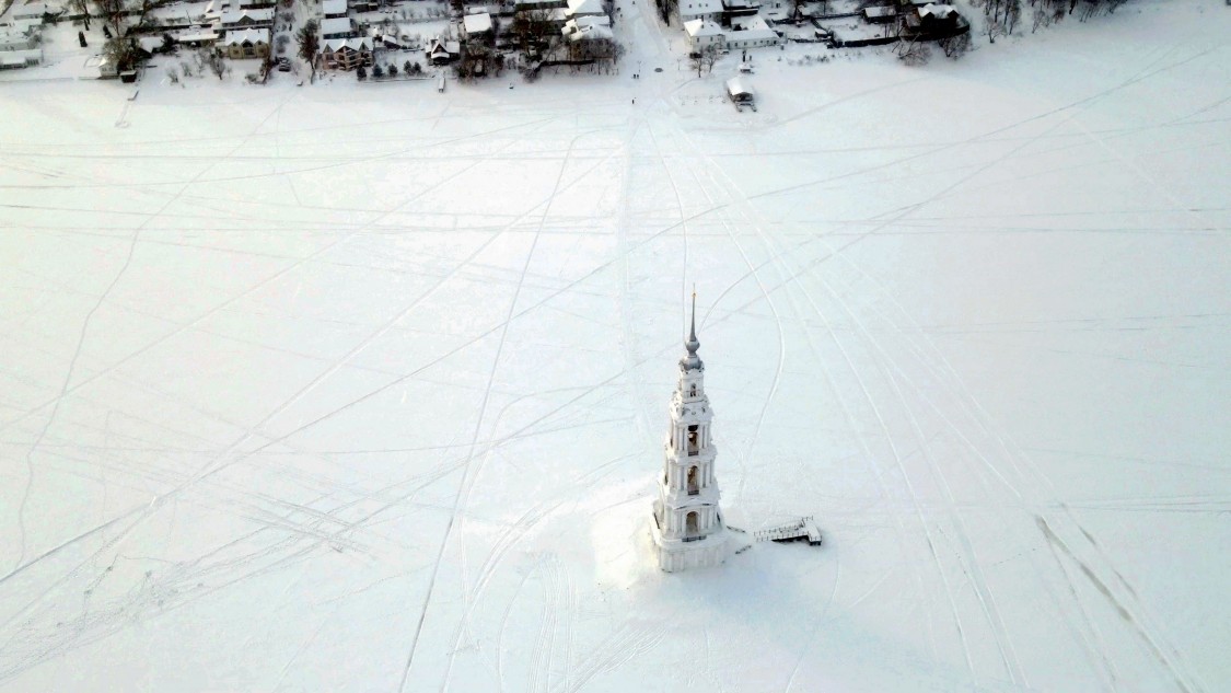 Калязин. Колокольня собора Николая Чудотворца. общий вид в ландшафте