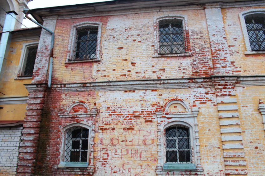 Церковь Знамения Креста Господня, Кашин (Кашинский городской округ, Тверская область). архитектурные детали, Фрагмент южного фасада