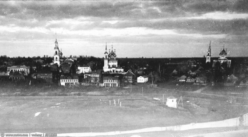 Церковь Рождества Пресвятой Богородицы, Некрасовское (Некрасовский район, Ярославская область). архивная фотография,  Фото с сайта pastvu.ru Фото 1900-1917 гг Рождественская церковь в центре.