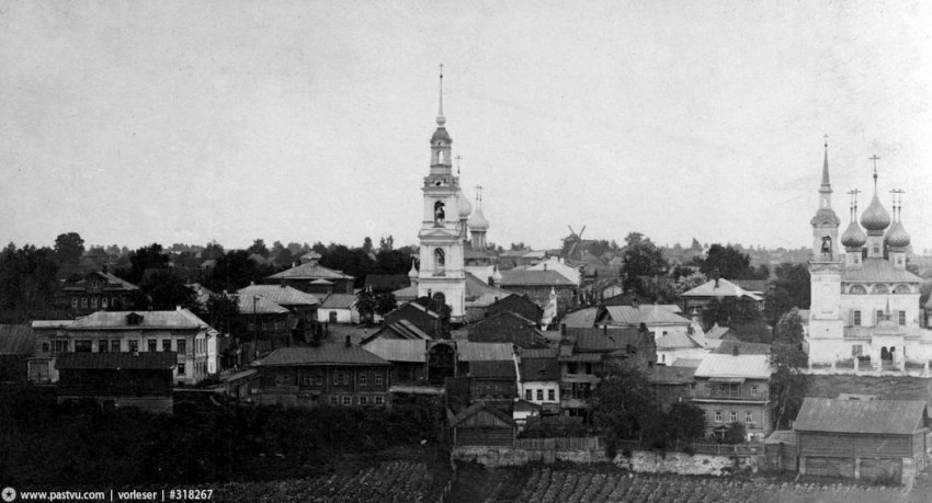 Церковь Рождества Пресвятой Богородицы, Некрасовское (Некрасовский район, Ярославская область). архивная фотография,  Фото с сайта pastvu.ru Фото 1900-1917 гг Рождественская церковь справа 