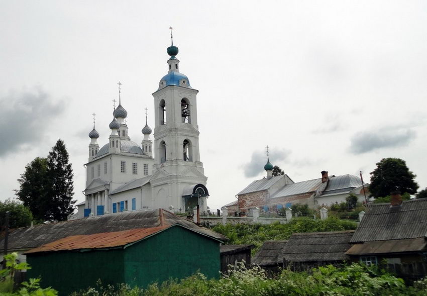 Храмовый комплекс. Церкви Покрова Пресвятой Богородицы и Троицы Живоначальной, Толгоболь (Ярославский район, Ярославская область). общий вид в ландшафте
