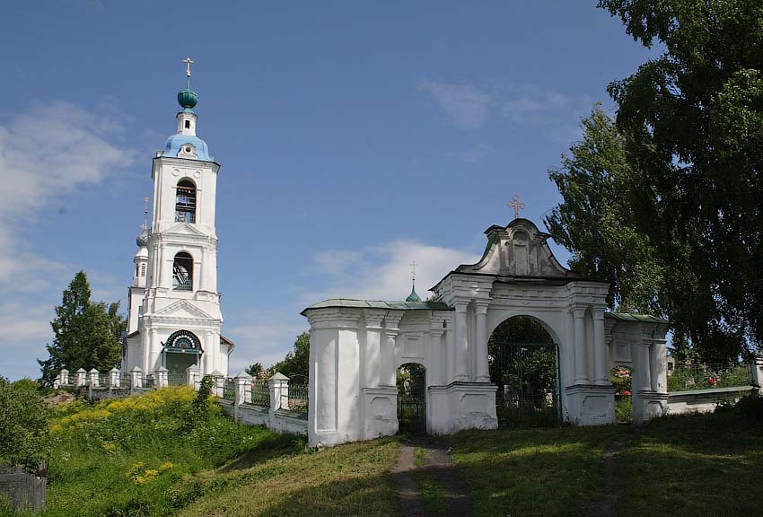 Храмовый комплекс. Церкви Покрова Пресвятой Богородицы и Троицы Живоначальной, Толгоболь (Ярославский район, Ярославская область). общий вид в ландшафте