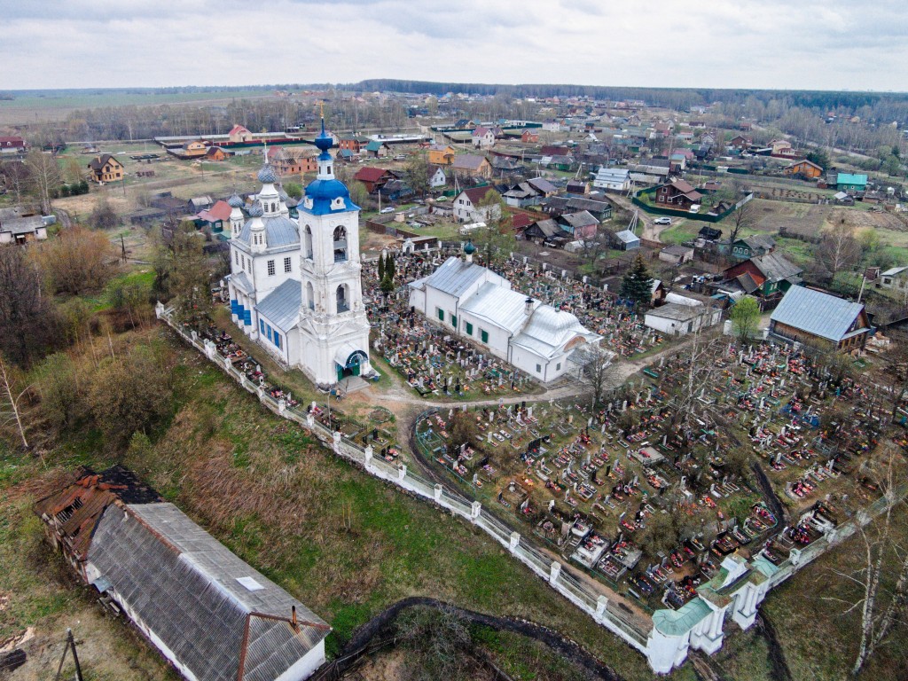 Храмовый комплекс. Церкви Покрова Пресвятой Богородицы и Троицы Живоначальной, Толгоболь (Ярославский район, Ярославская область). общий вид в ландшафте