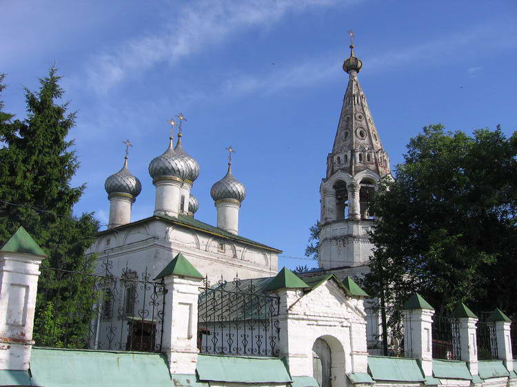 Кострома. Церковь Иоанна Богослова в Ипатьевской слободе. общий вид в ландшафте