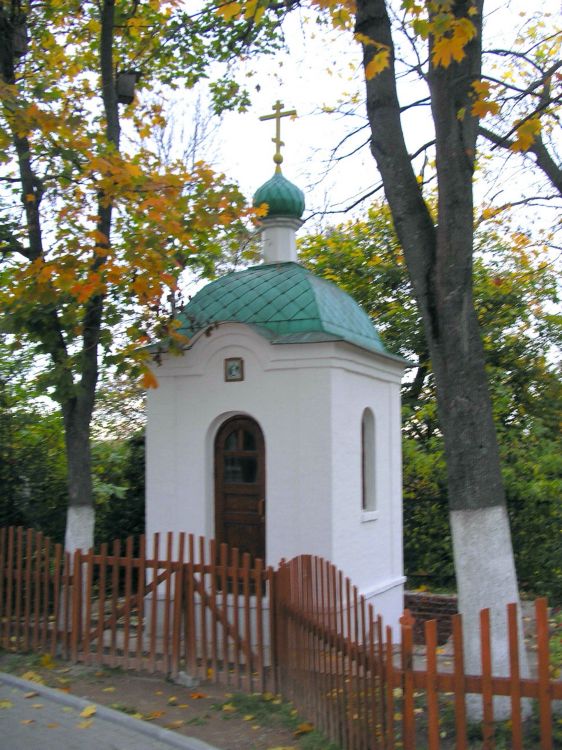 Церковь Тихвинской иконы Божией Матери, Брянск (Брянск, город, Брянская область). дополнительная информация, Часовня на небольшом кладбище, расположенном за алтарем храма.