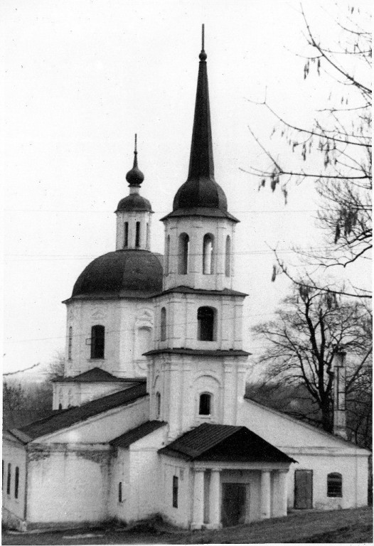 Церковь Тихвинской иконы Божией Матери, Брянск (Брянск, город, Брянская область). архивная фотография, Храм после восстановления колокольни. Фото 1980-х годов из приходского архива