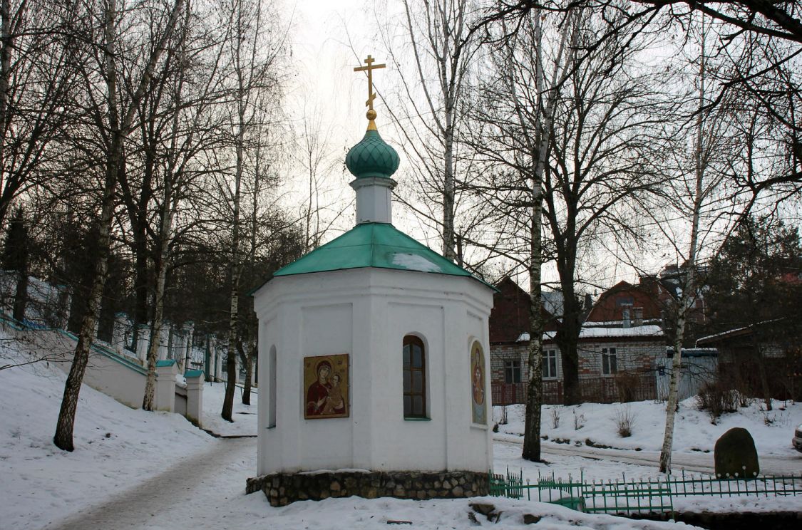 Церковь Тихвинской иконы Божией Матери, Брянск (Брянск, город, Брянская область). дополнительная информация, Часовня у церкви Иконы Божией Матери Тихвинская (надкладезная)