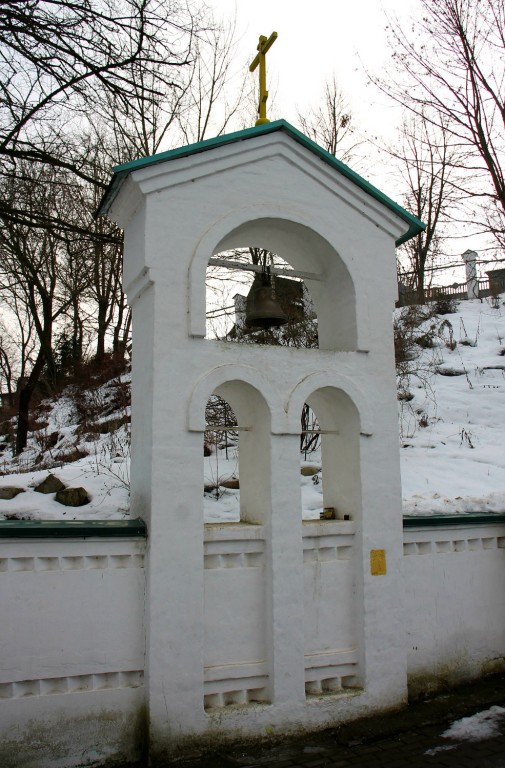 Церковь Тихвинской иконы Божией Матери, Брянск (Брянск, город, Брянская область). дополнительная информация, Звонница с южной стороны церкви иконы Божией Матери Тихвинская