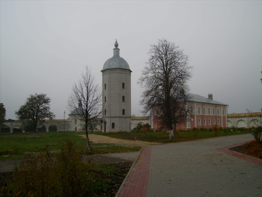 Свенский Успенский монастырь, Супонево (Брянский район, Брянская область). дополнительная информация, Водонапорная  башня  и  братский  корпус