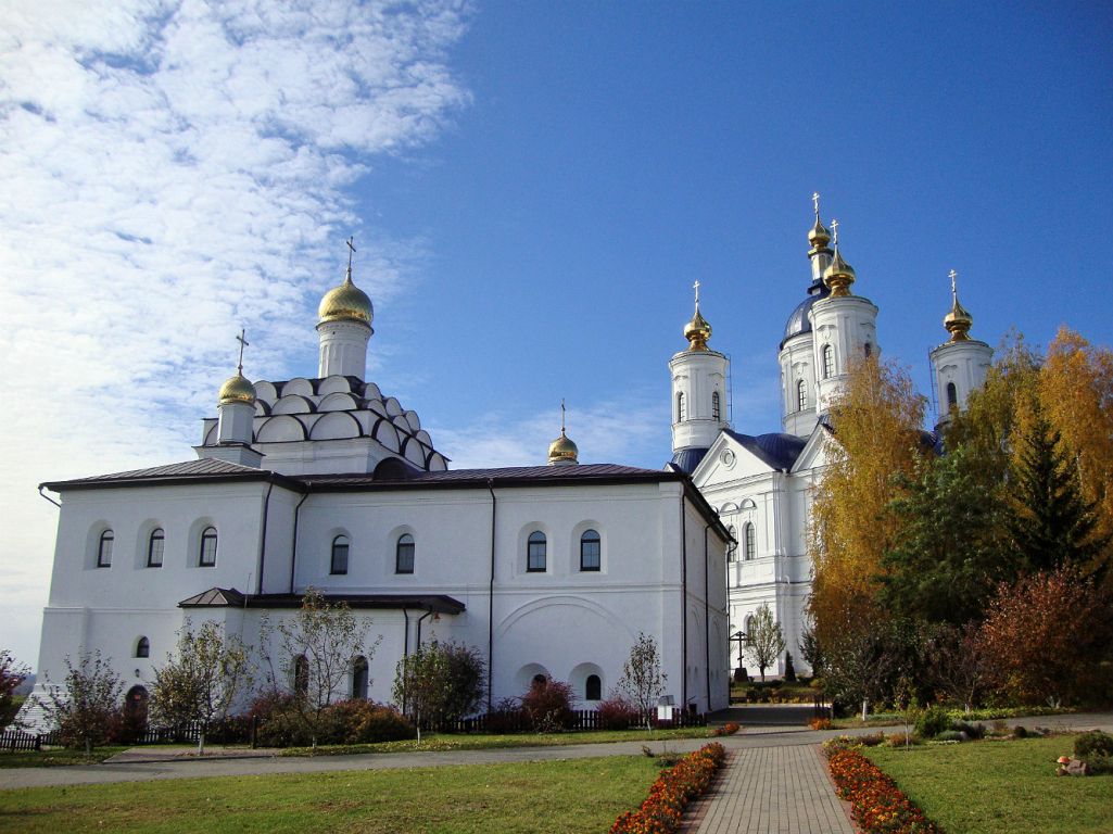 Свенский Успенский монастырь, Супонево (Брянский район, Брянская область). дополнительная информация, Церковь Антония и Феодосия Печерских (слева) и  Собор Успения Пресвятой Богородицы (справа)