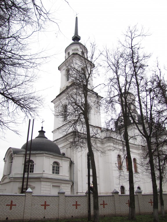 Собор Воскресения Христова, Почеп (Почепский район, Брянская область). архитектурные детали, Вид из городского парка