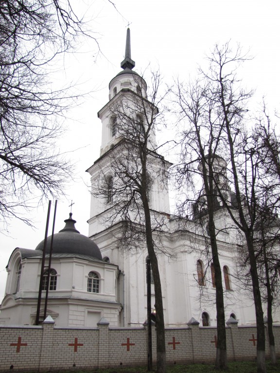 Почеп. Собор Воскресения Христова. фасады, Вид из городского парка