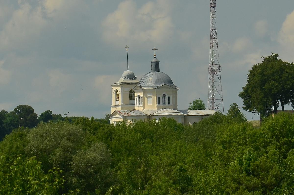 Вид с юго-востока из-за р. Судость, общий вид в ландшафте. Церковь Илии Пророка, Почеп (Почепский район, Брянская область)