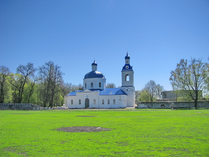 Трубчевск. Церковь Покрова Пресвятой Богородицы. общий вид в ландшафте