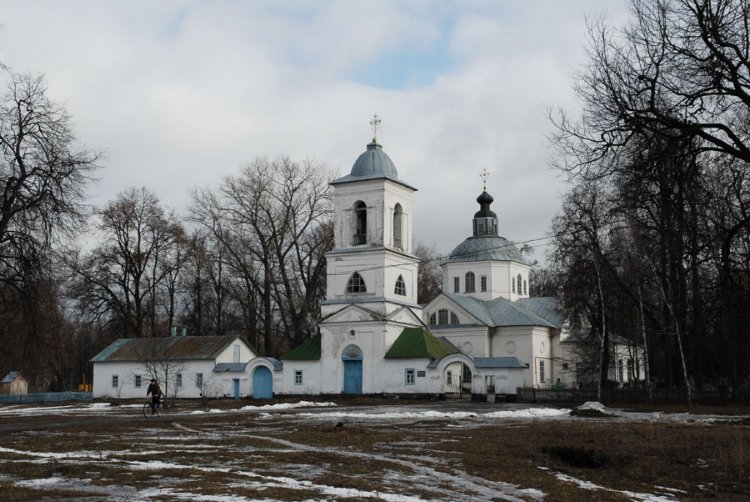 Трубчевск. Церковь Сретения Господня. общий вид в ландшафте