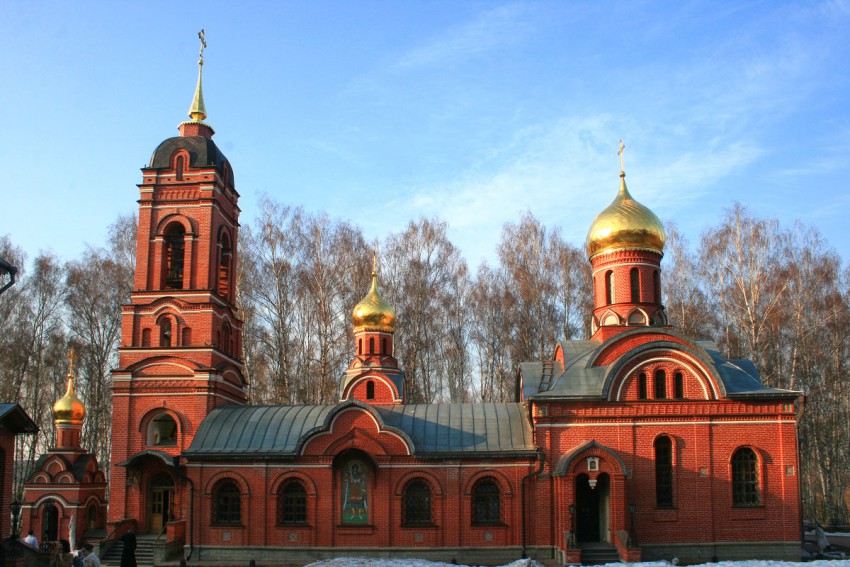 Пущино. Церковь Михаила Архангела. общий вид в ландшафте