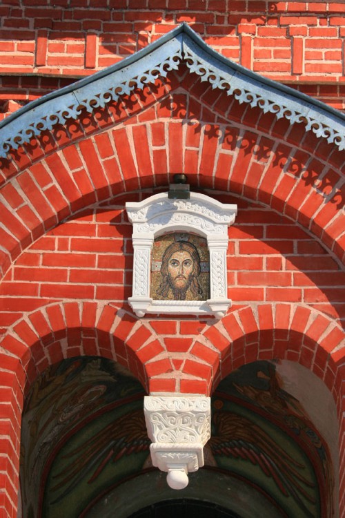 Пущино. Церковь Михаила Архангела. архитектурные детали, Икона Спаса Нерукотворного над входом