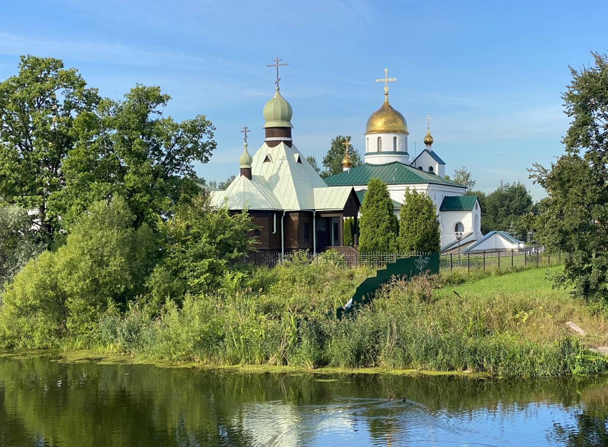 Церковь Николая Чудотворца при Троицком соборе, Колпино (Санкт-Петербург, Колпинский район, г. Санкт-Петербург). общий вид в ландшафте, Вид с моста через Ижорский пруд