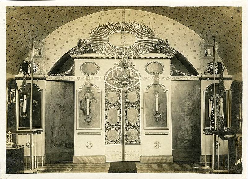 Церковь Николая Чудотворца на Колпинском кладбище (новая), Колпино (Санкт-Петербург, Колпинский район, г. Санкт-Петербург). архивная фотография, Интерьер старой церкви. Фото с сайта http://globus.aquaviva.ru/khram-svt-nikolaya-chudotvortsa-na-gorodskom-kladbishche-v-kolpino-razrushennyy