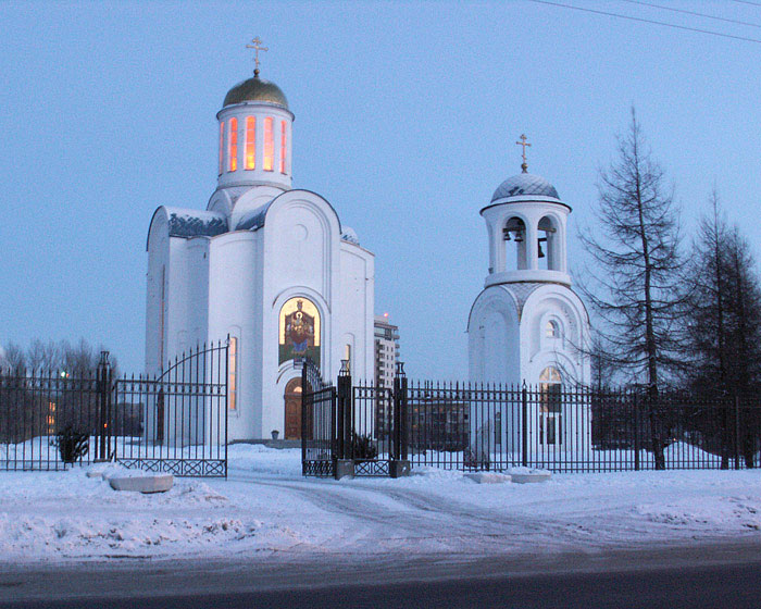 Красногвардейский район. Церковь Успения Пресвятой Богородицы (Храм памяти Ленинградской блокады). общий вид в ландшафте