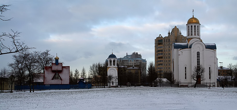 Красногвардейский район. Церковь Успения Пресвятой Богородицы (Храм памяти Ленинградской блокады). дополнительная информация, Слева - церковь Марии Магдалины http://www.sobory.ru/article/index.html?object=01700