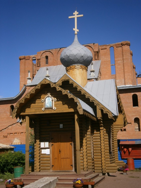 Церковь Благовещения Пресвятой Богородицы, Красногвардейский район (Санкт-Петербург, г. Санкт-Петербург). дополнительная информация, Часовня при храме. Вид со стороны Пискаревского проспекта.