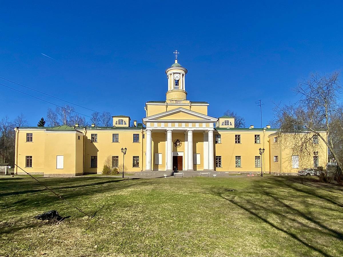 Храм с флигелями, вид с ЮЗ, фасады. Церковь Марии Магдалины, Павловск (Санкт-Петербург, Пушкинский район, г. Санкт-Петербург)