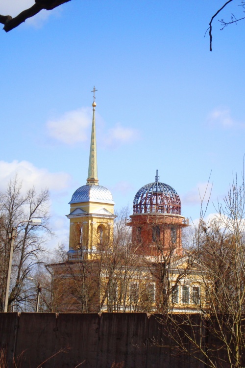 Церковь Екатерины и Рождества Пресвятой Богородицы в Графской Славянке, Динамо (Санкт-Петербург, Пушкинский район, г. Санкт-Петербург). фасады, Вид на церковь со стороны развалин усадьбы графини Ю.Самойловой