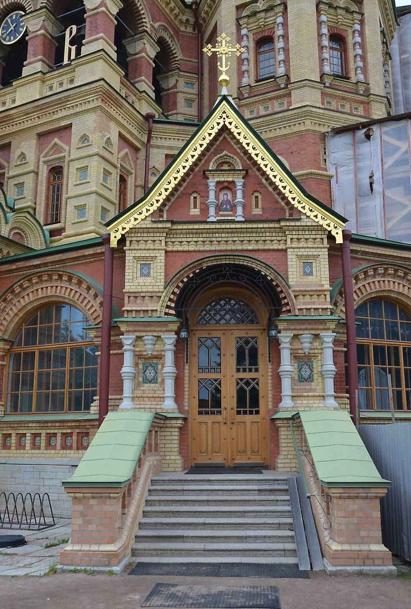 Юго-западное крыльцо, архитектурные детали. Собор Петра и Павла в Новом Петергофе, Петергоф (Санкт-Петербург, Петродворцовый район, г. Санкт-Петербург)